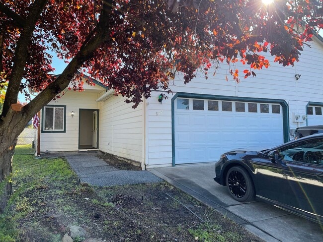 Primary Photo - Very Nice 3 Bedroom 2 Bath Duplex-Located ...