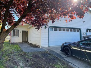 Building Photo - Very Nice 3 Bedroom 2 Bath Duplex-Located ...