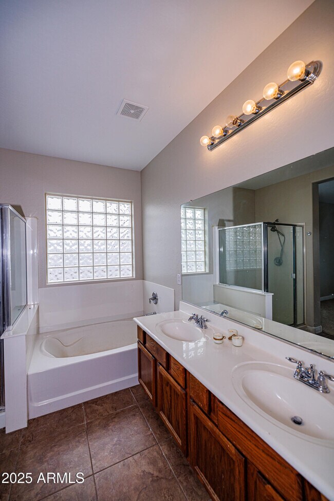 Building Photo - 1242 E Cassia Ln