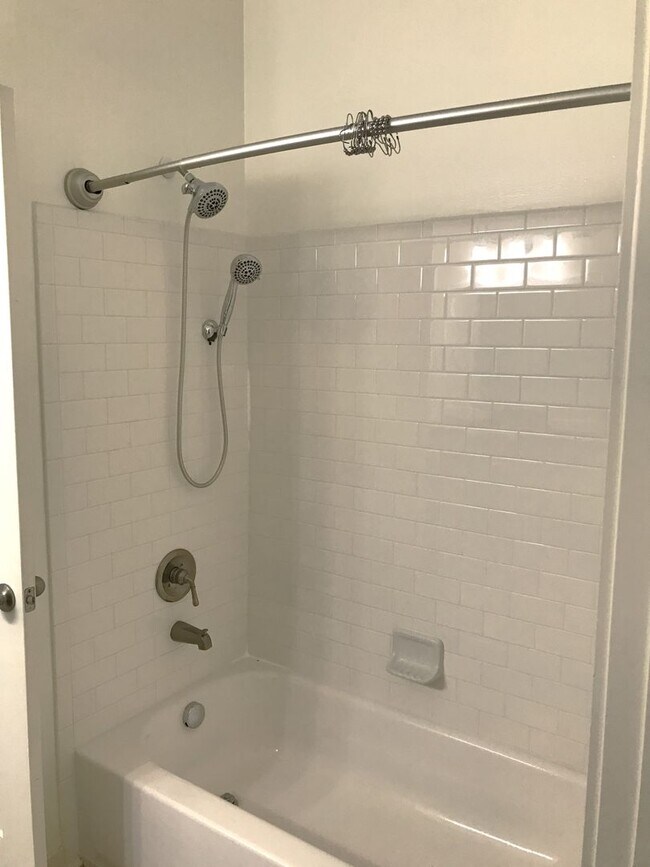 Building Photo - Charming ground-level 1 bed / 1 bath condo...