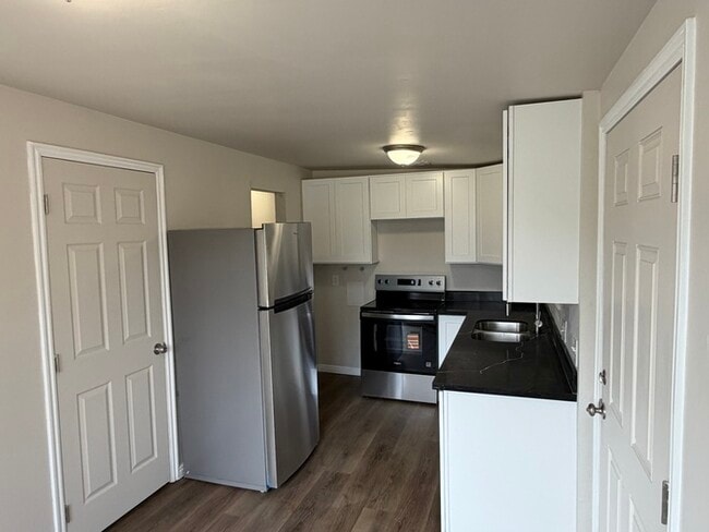 Building Photo - 833 N Riverside Dr