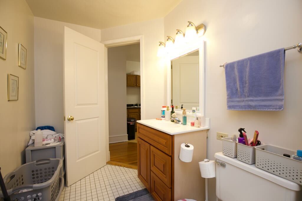 Building Photo - 6717 N Sheridan Rd