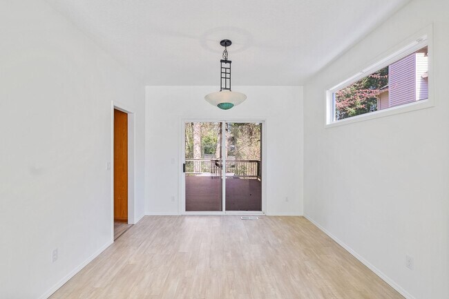 Building Photo - Elegant & Serene 3-Bedroom, 2 Bathroom Home Retreat in Desirable Arnold Creek