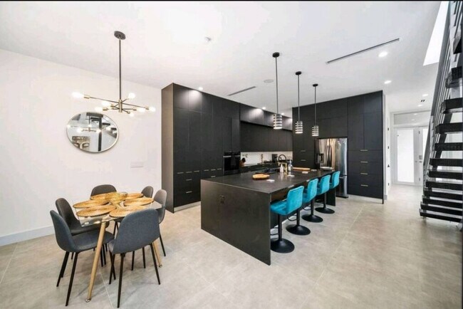 Building Photo - 1514 NE 5th Ct