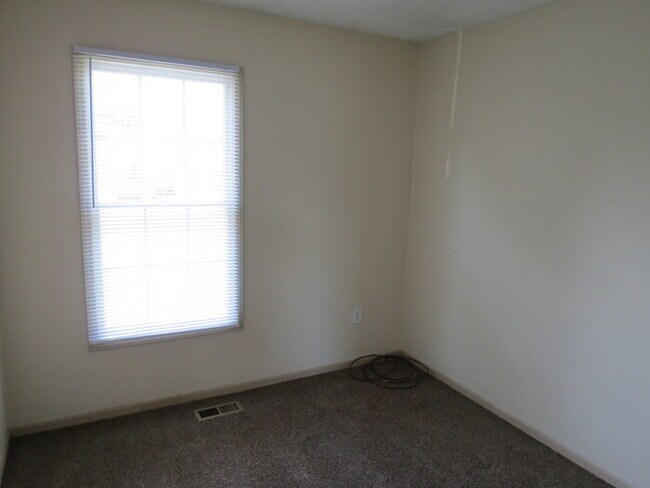 Building Photo - 857 Radbourne Dr