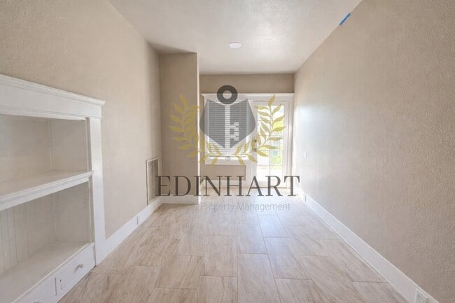 Building Photo - 1105 N College Ave