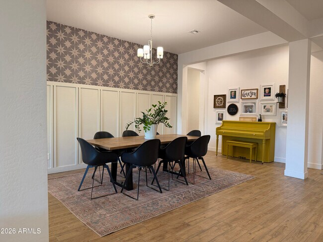 Building Photo - 10849 E Thunderbolt Ave