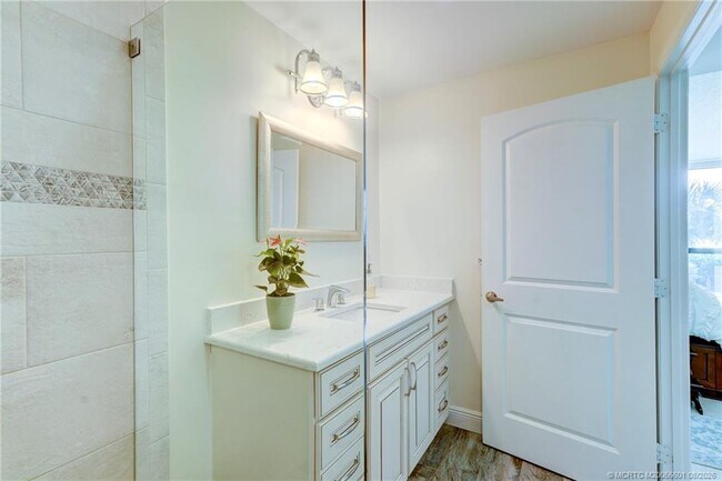 Building Photo - 10410 S Ocean Dr