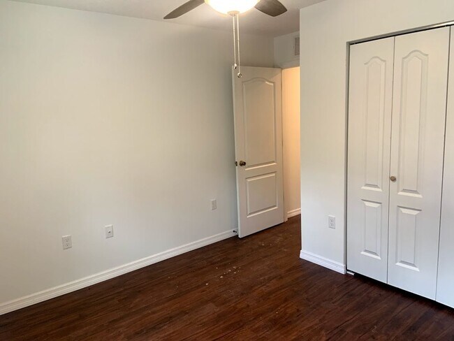 Building Photo - 3 bedroom, 2 bath, 2 car garage home on a ...