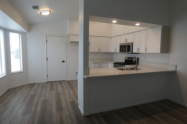 Building Photo - HOUSE FOR RENT