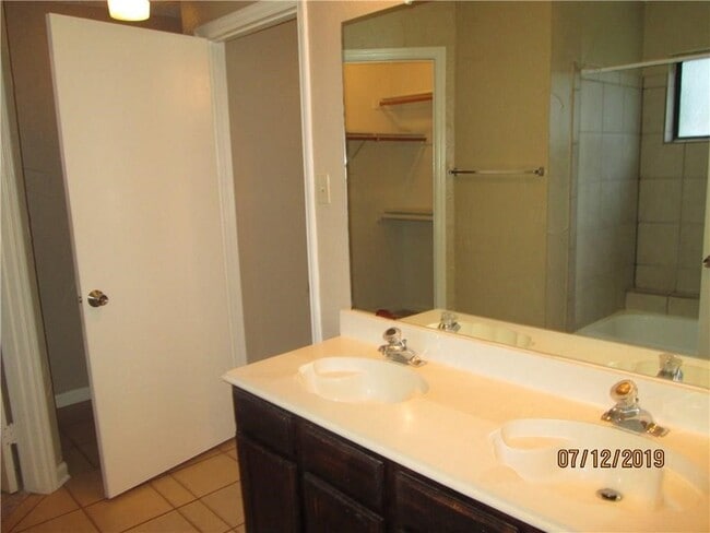 Building Photo - 2701 Fountainview Dr