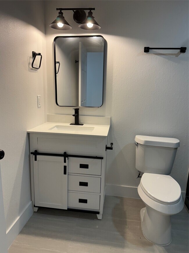 Building Photo - 611 N Eastwood St