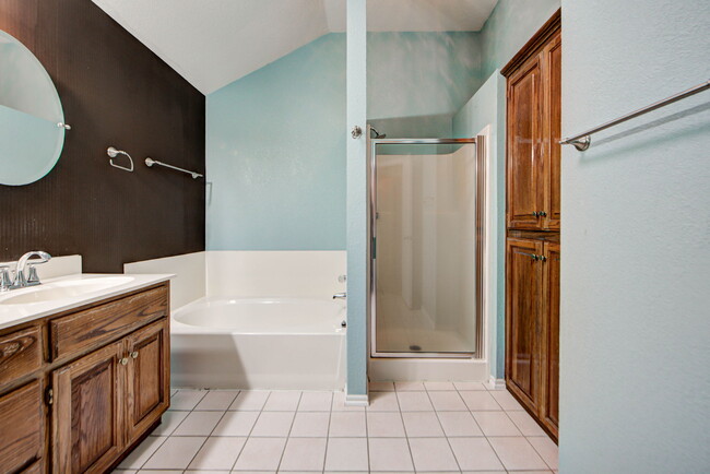 Building Photo - 2912 Edinburg Dr