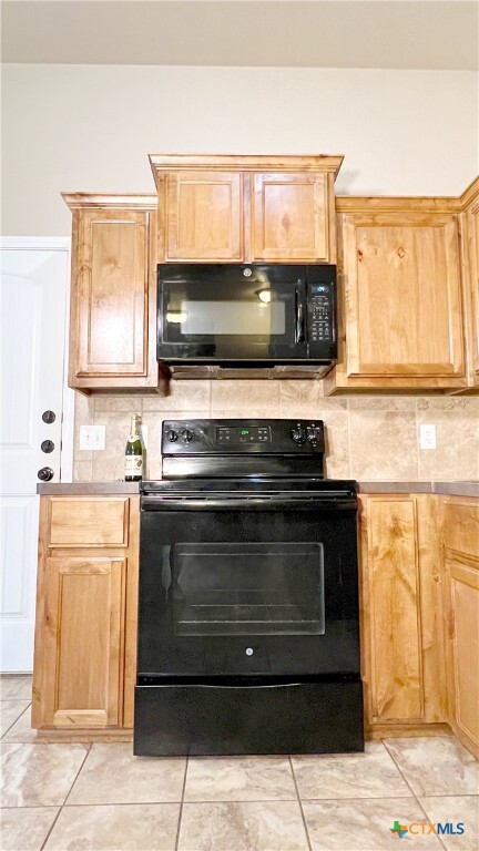 Building Photo - 405 Sladecek Dr