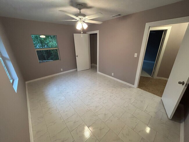 Building Photo - Cozy 3 bedroom, 1 bath for rent near downt...