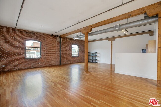 Building Photo - 215 S Santa Fe Ave