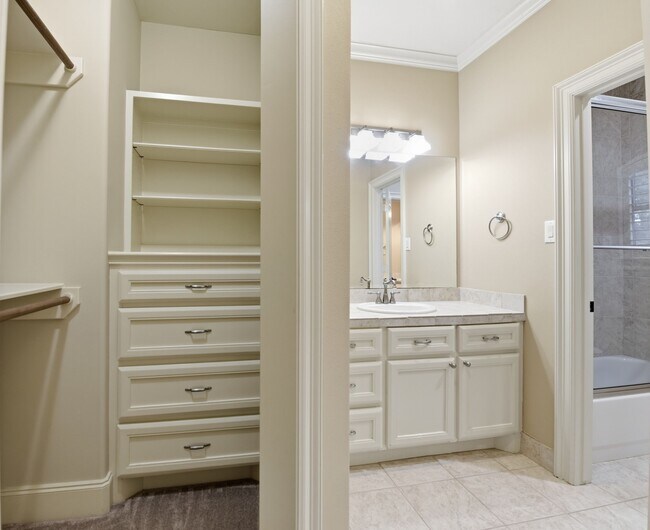 Building Photo - 30 N Palmiera Cir