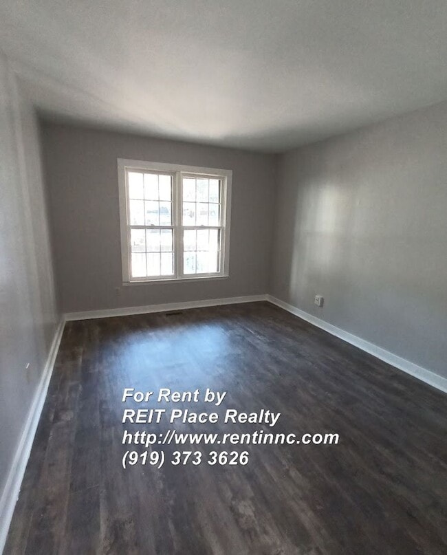 Building Photo - 3 Bed 2 Bath w/ Master Bed downstairs near Crossroads Plaza, REI