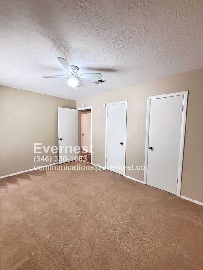 Building Photo - 3-Bedroom, 2-Bath Home in Prime Location /...