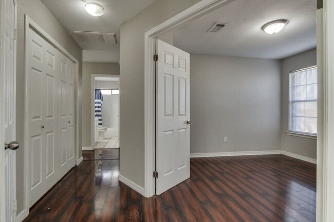 Building Photo - Three bed/two bath home near Kilpatrick turnpike