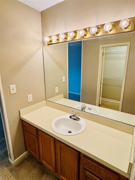 Building Photo - 6008 Woodrun Ct