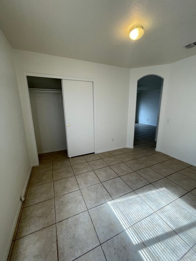 Building Photo - Large 3 Bedroom! Master Bedroom w/ Sitting Room!