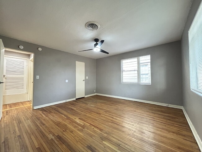 Building Photo - 6 Month Lease Special at $950/Month!