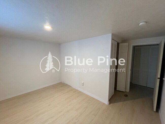 Building Photo - 1656 S Fairway Dr