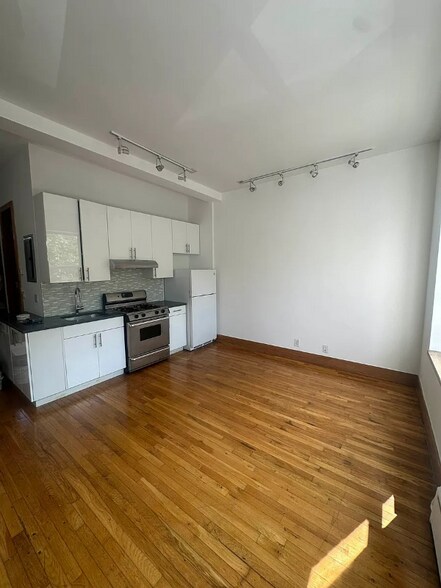 Building Photo - 477 St Marks Pl