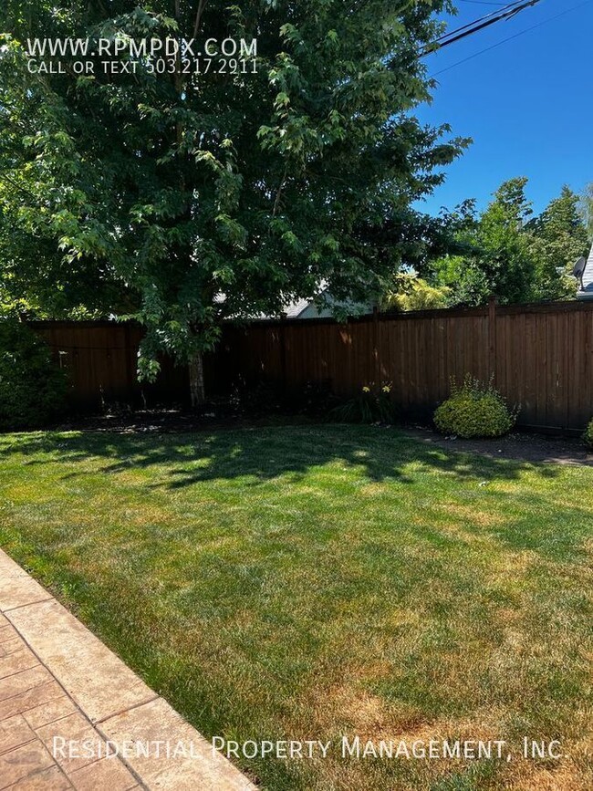 Building Photo - Coveted University Park Portland Bungalow!