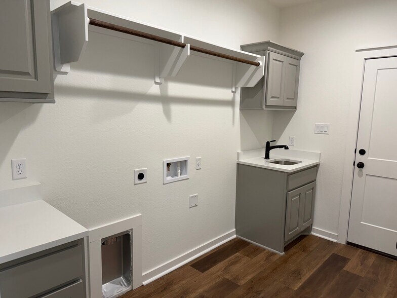 Building Photo - 5041 Mooney Fls Dr