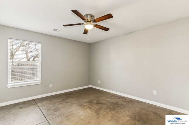 Building Photo - 3 bedroom 2 bath duplex