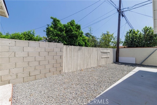 Building Photo - 750 N Bonita Ct