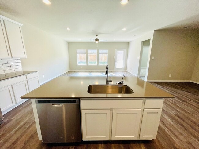 Building Photo - 3310 Silverton Dr