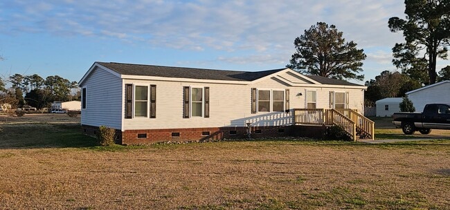 Building Photo - Spacious 3-bedroom, 2-bathroom mobile home. Showings Coming Soon!
