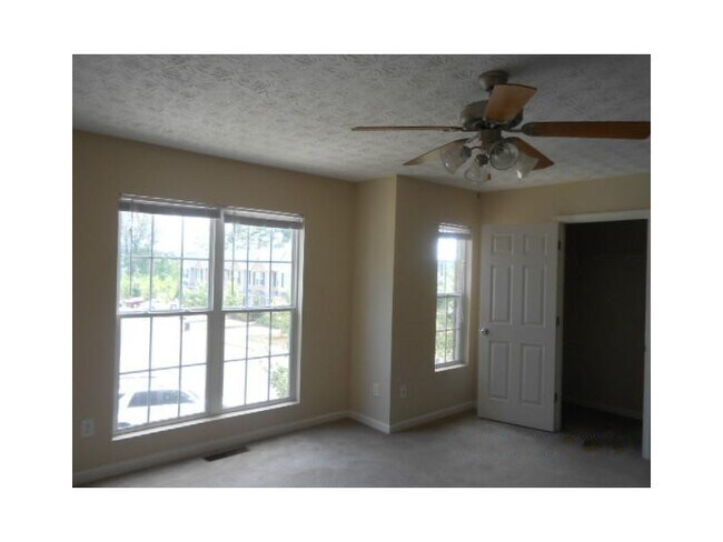 Building Photo - 2437 Piering Dr