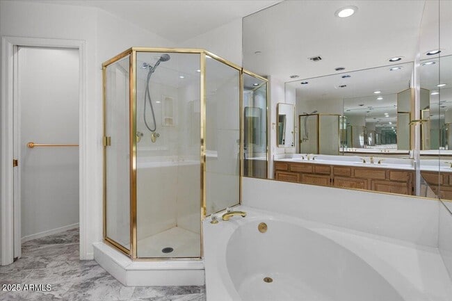 Building Photo - 5200 S Lakeshore Dr