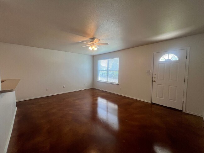 Building Photo - Large 3/2/2 Duplex with Easy Access to IH ...