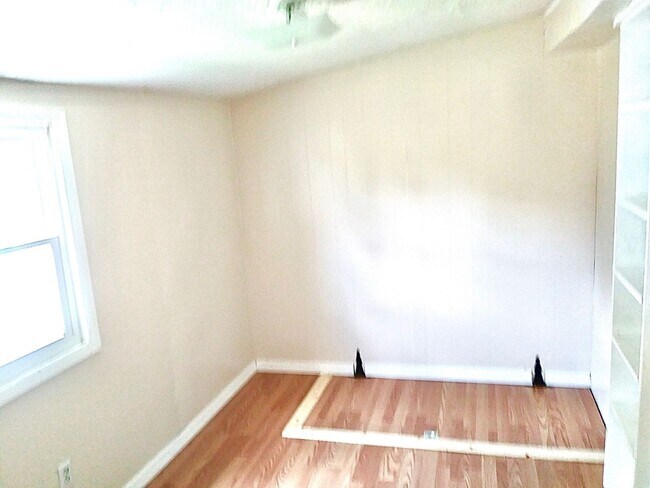 Building Photo - 2 Bedroom / 1 Bath Home Blountville, TN