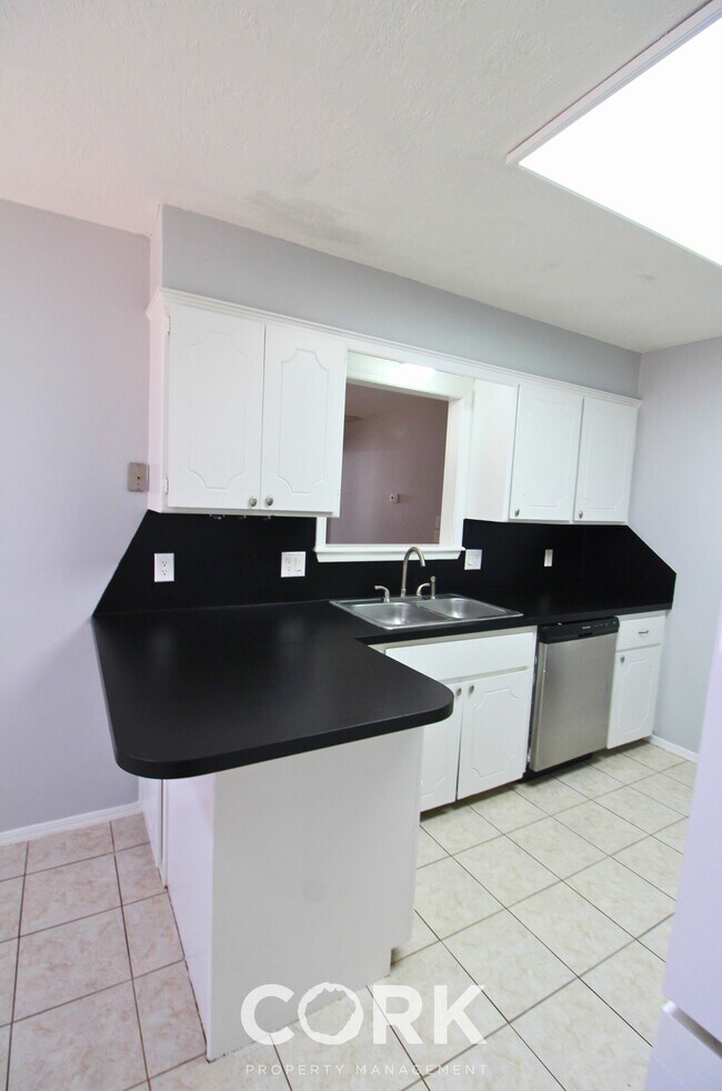 Building Photo - 708 Teal Pl