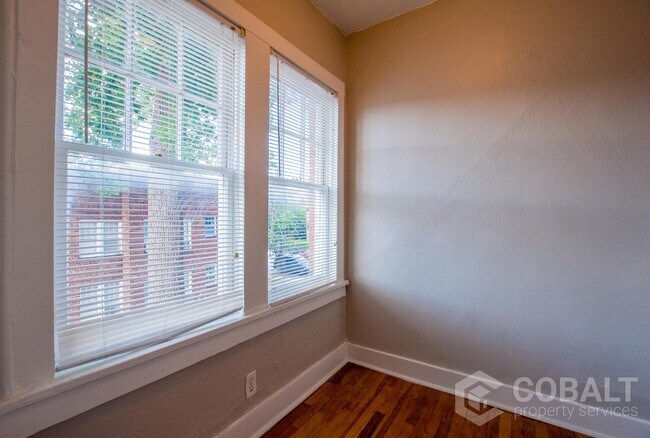 Building Photo - 674 Somerset Terrace NE