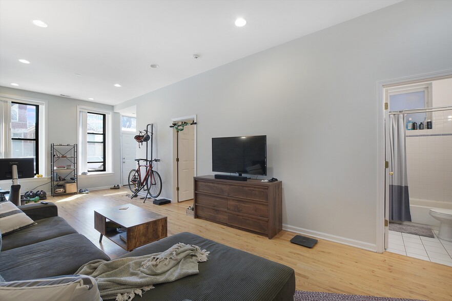 Building Photo - 2016 W Wabansia Ave