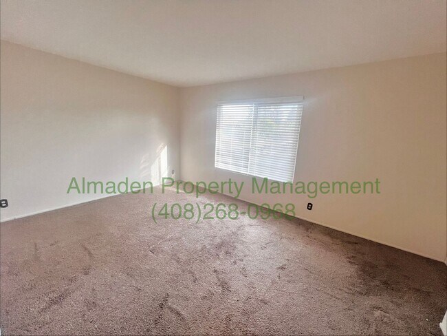 Building Photo - Town Home in Great Central Location near the Foothills!