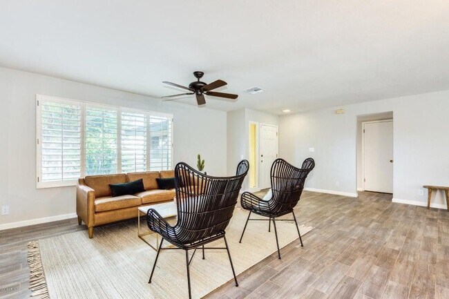 Building Photo - 2218 E Cactus Wren Dr