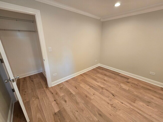 Building Photo - 1502 W Jonquil Terrace