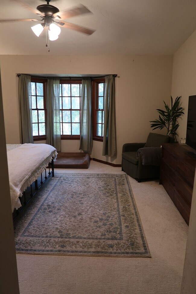 Building Photo - 1/2 Off First Month's Rent - Prime Location to Haile Village