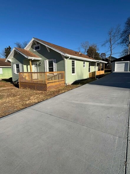 side house - 172 E Bell St