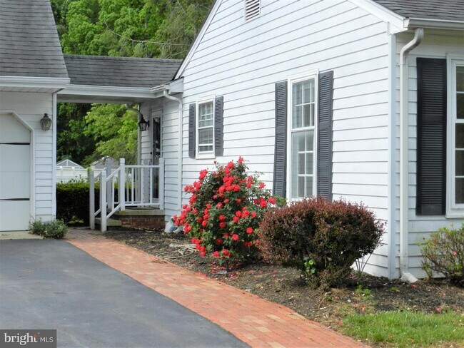 Building Photo - 108 Wilderness Ln
