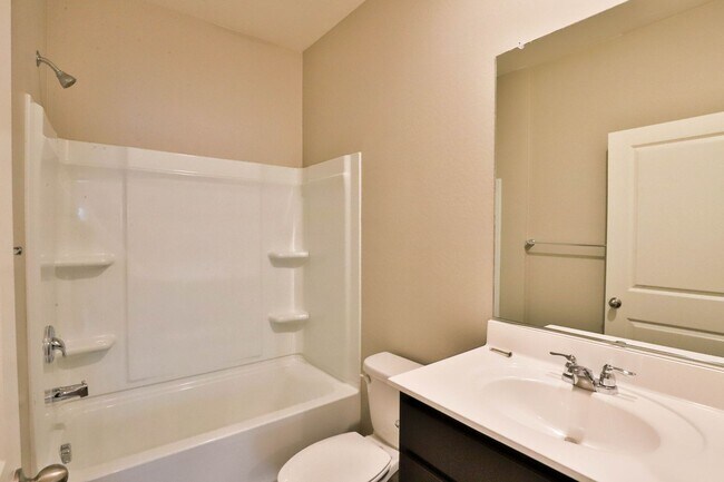 Building Photo - Spacious 4 bed 3 bath