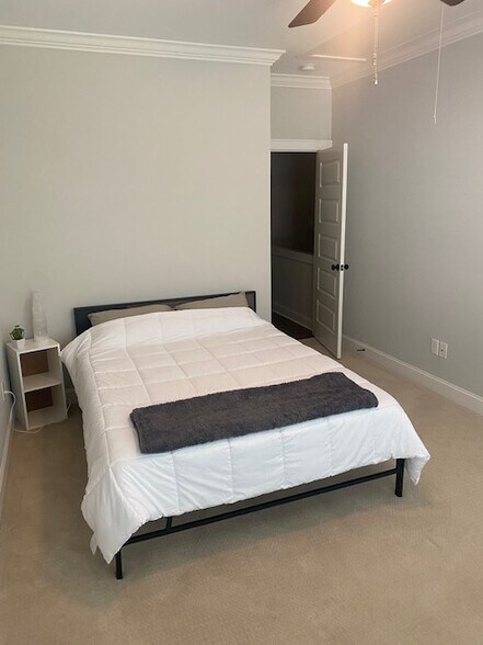 spare room upstairs - 2556 Vail Ave